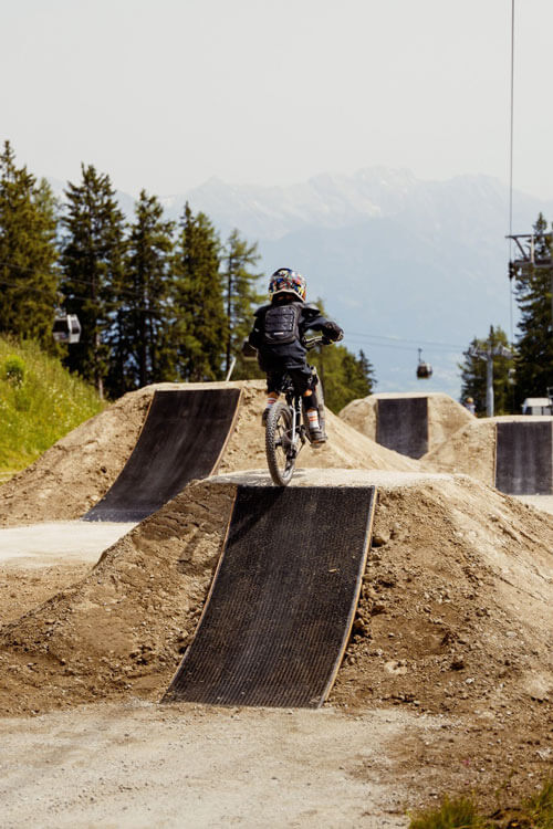 przeszkody, skocznie i elementy treningowe Bikepark Innsbruck