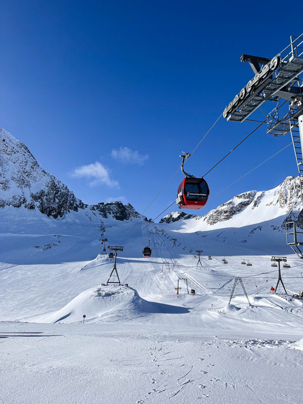 Seilbahn im österreichischen Stubaier Gletscher