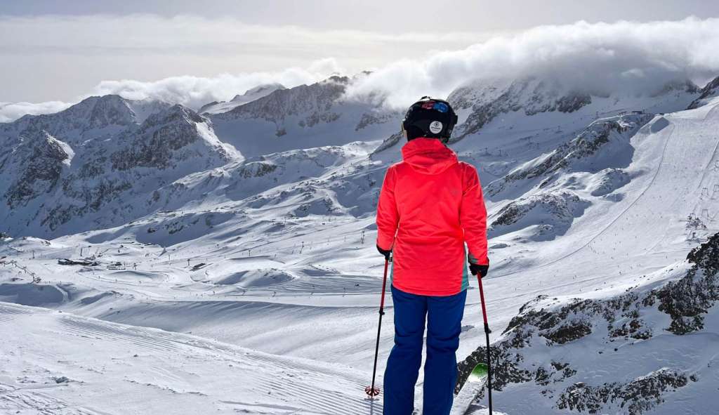 Skifahrer auf einer Piste in Österreich