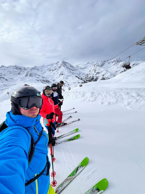 Skifahrer auf einer Piste in Österreich