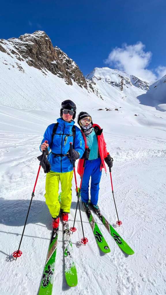 Skifahrer auf einer Piste in Österreich