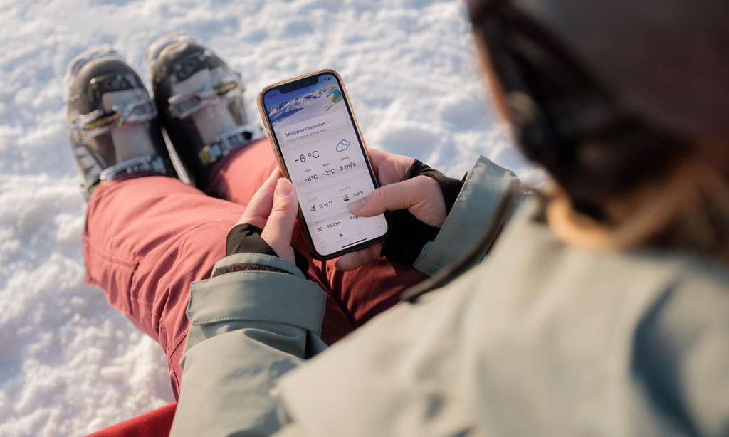 Skier with the Gopass app on the phone