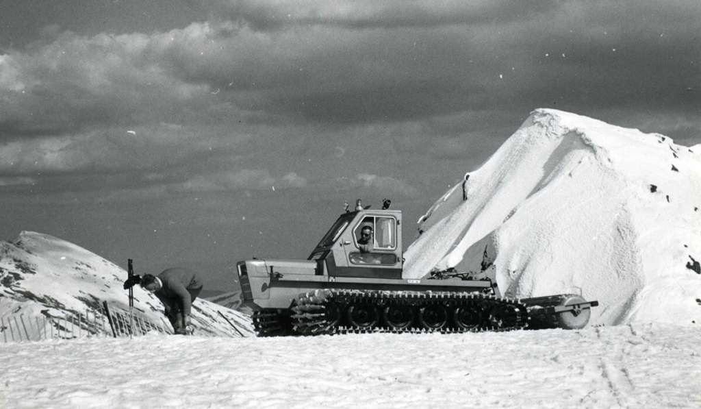 Ratrak na stoku na Chopku