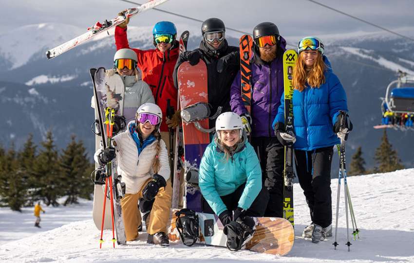 Skiareál Špindl partia lyžiarov na kopci