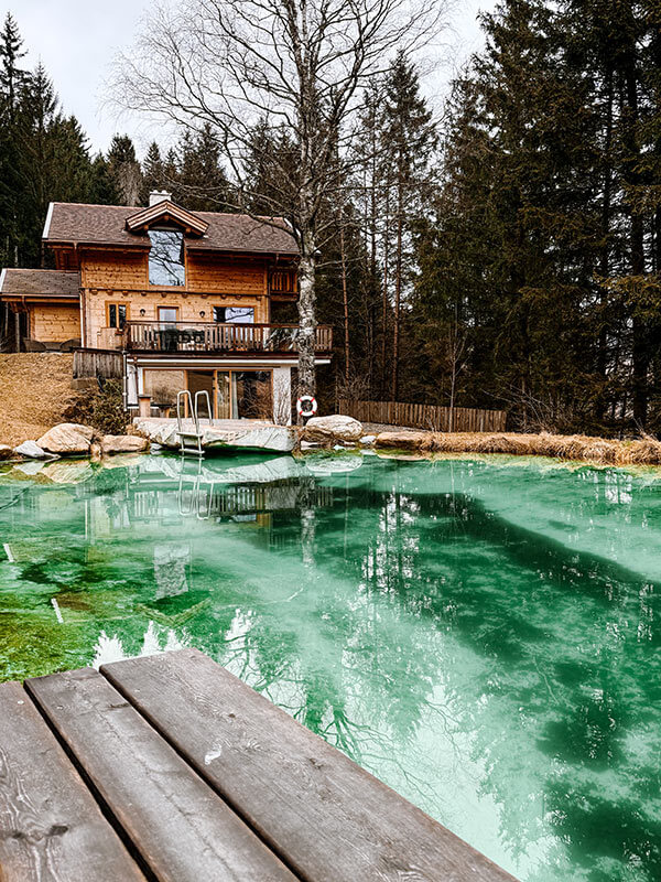 Hütte im Wald am See