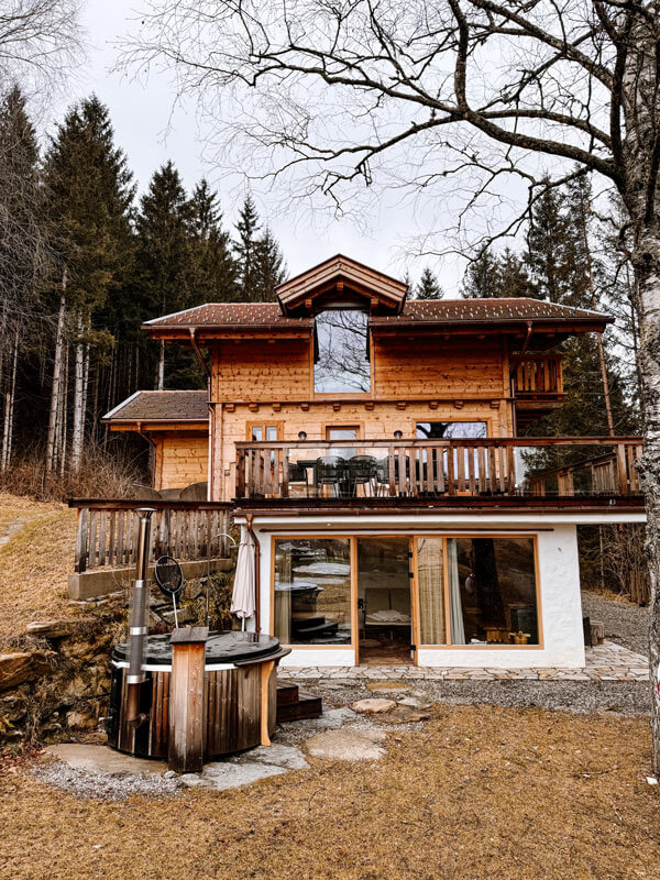 Hütte im Wald mit Whirlpool