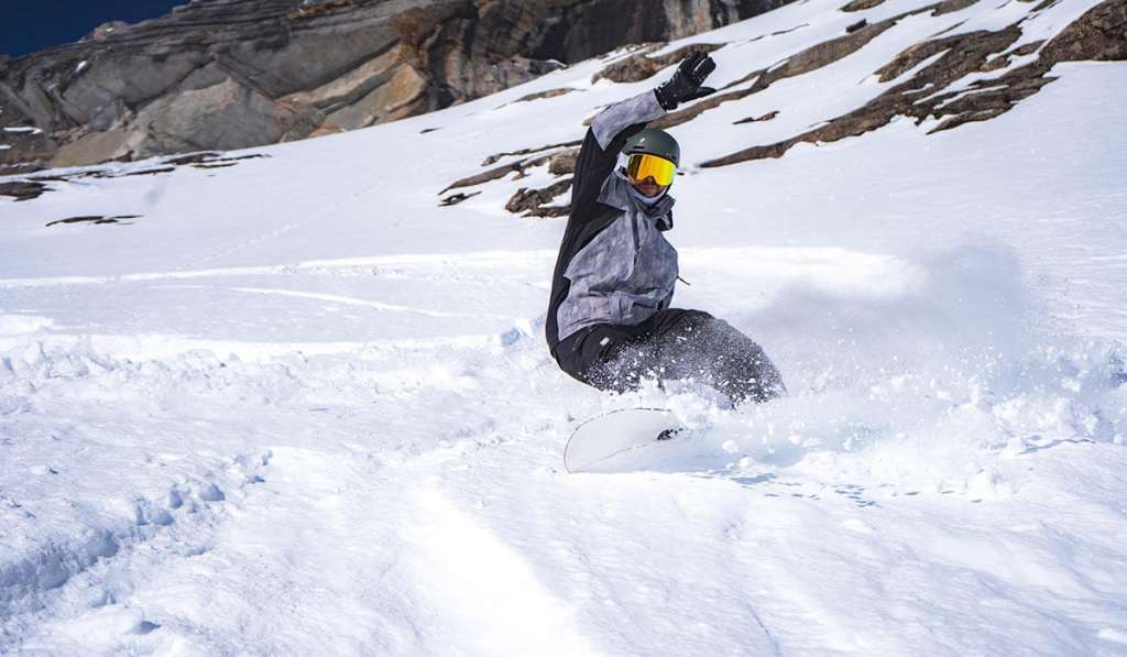 Snowboardista ve freeride zóně