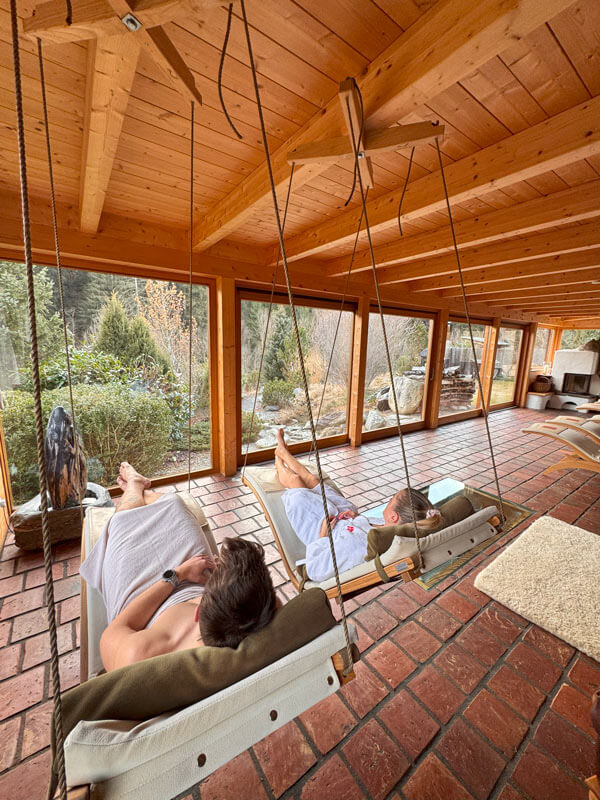 Wellness in der Hütte mit Blick auf den Wald