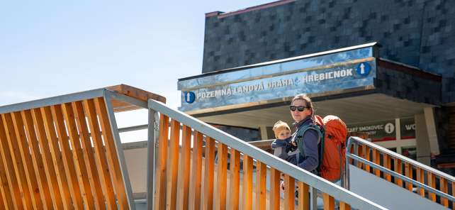 Mama s dieťaťom na lanovej dráhe na Hrebienok