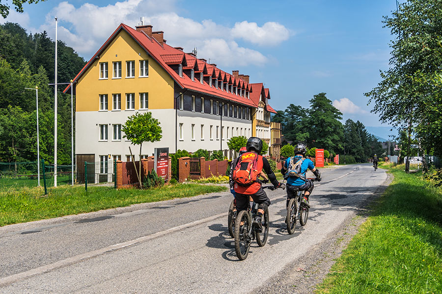 Cyklisti pri hoteli Gronie