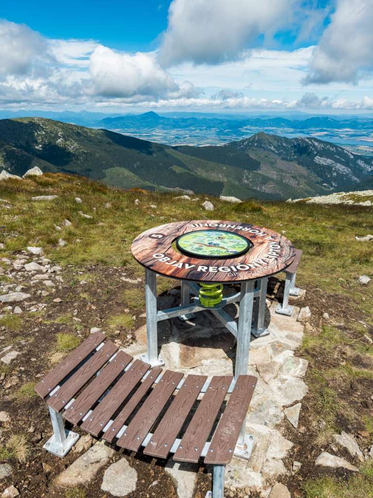 Einen Tisch der zwei Regionen Chopok