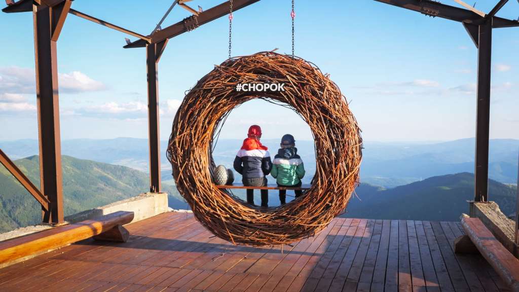 Kinder auf der Schaukel in Jasná