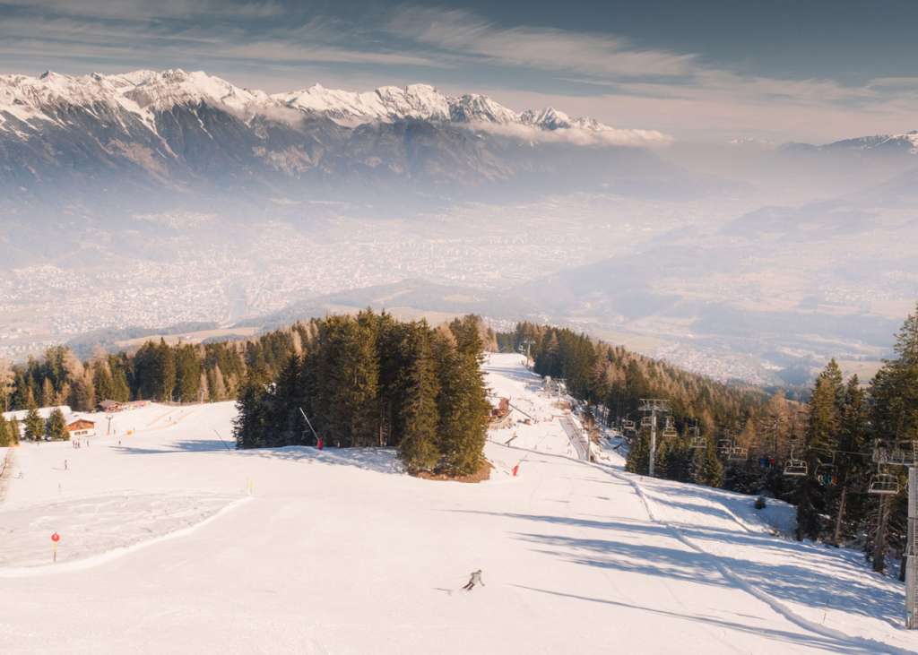 Pusta trasa narciarska w Alpach