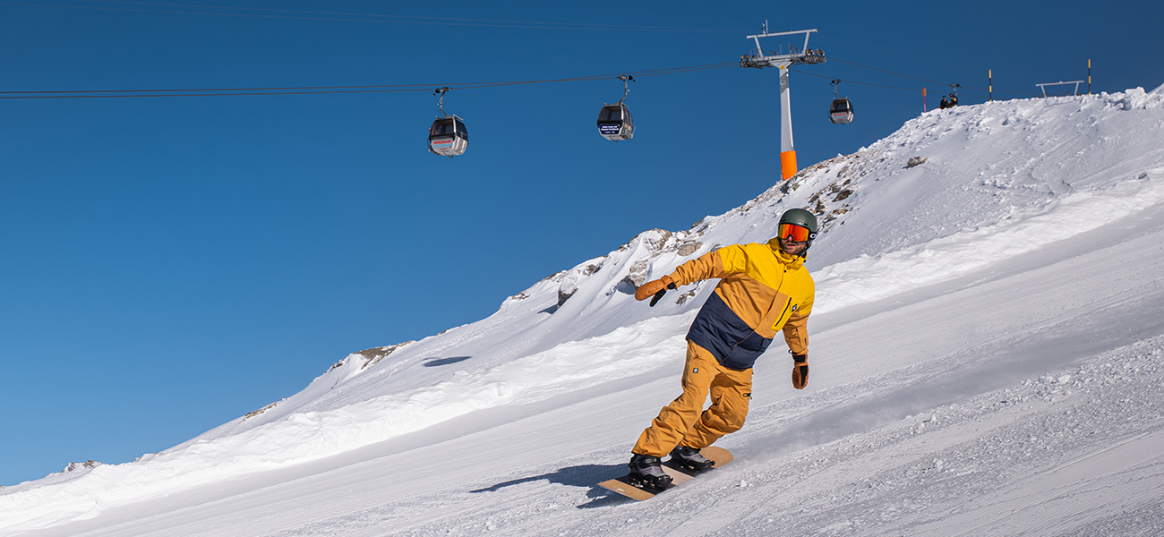 Snowboardista na ľadovci Molltaler