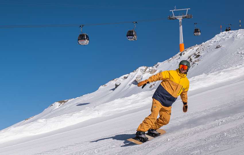 Snowboardista na ľadovci Molltaler