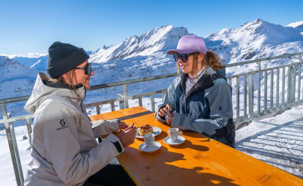 Kaviareň s výhľadom na Alpy