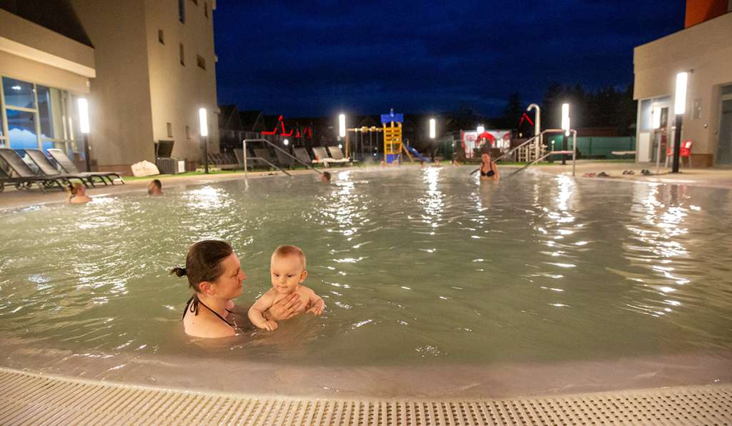 Gyerekmedence az Akvamarín Hotel mellett