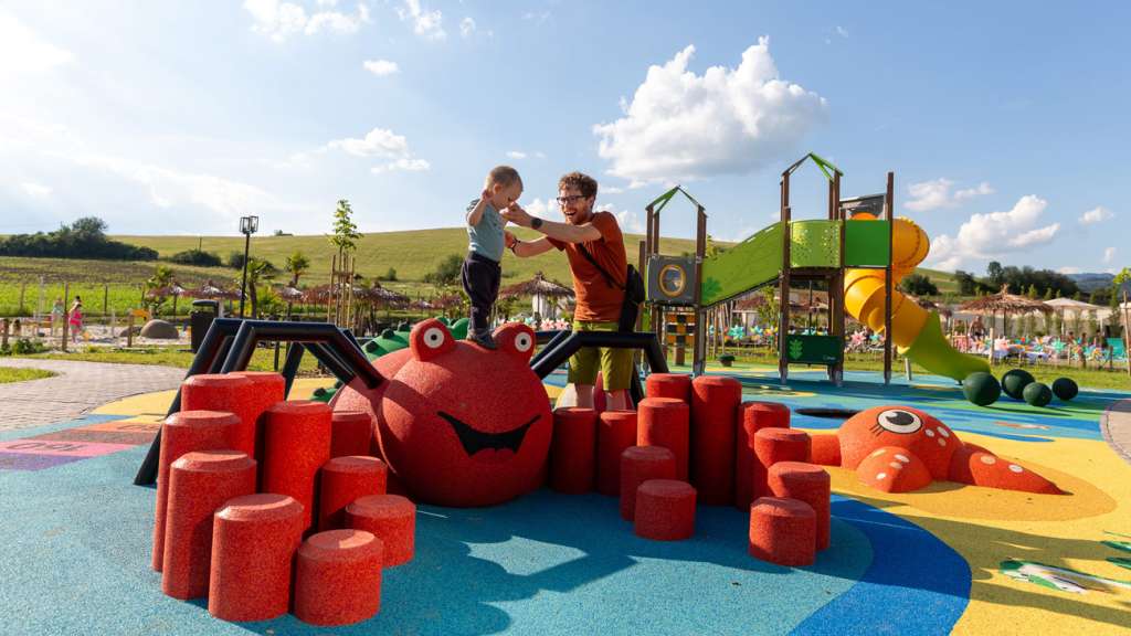 Rodina na venkovním dětském hřišti u Lake Garden Tatralandia