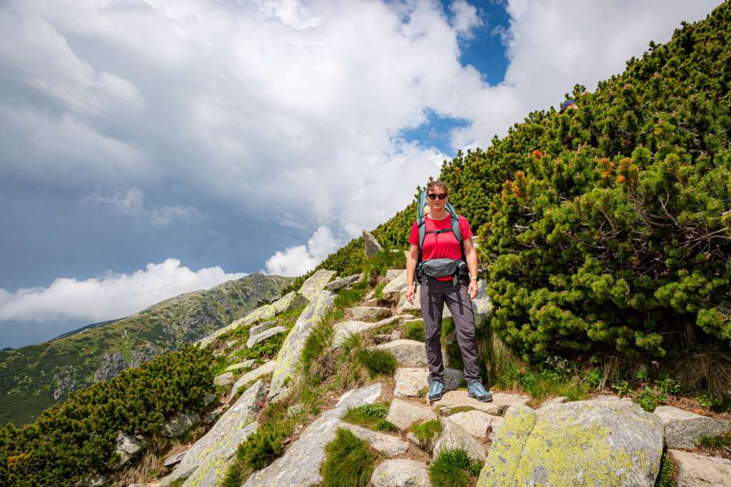 Turistka na stezce ve Vysokých Tatrách směrem od Předního Soliska