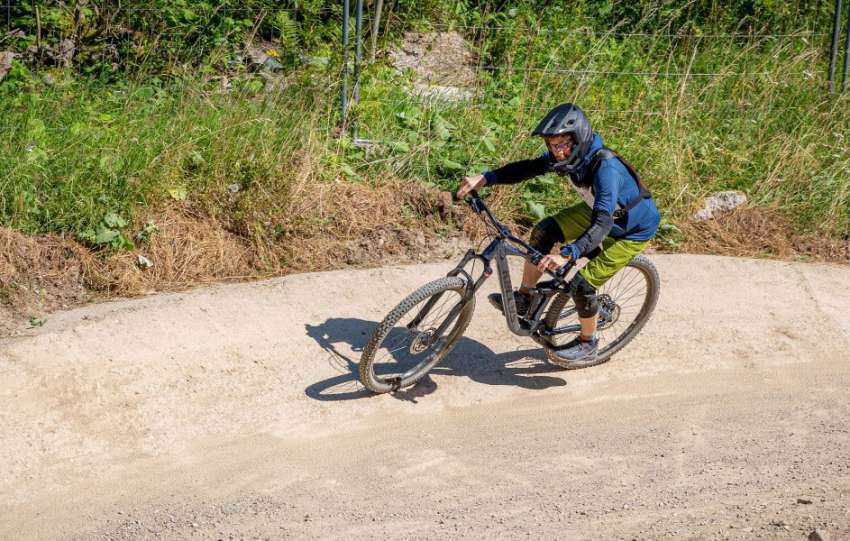 Horský cyklista s bicyklom Kellys v bike parku Jasná