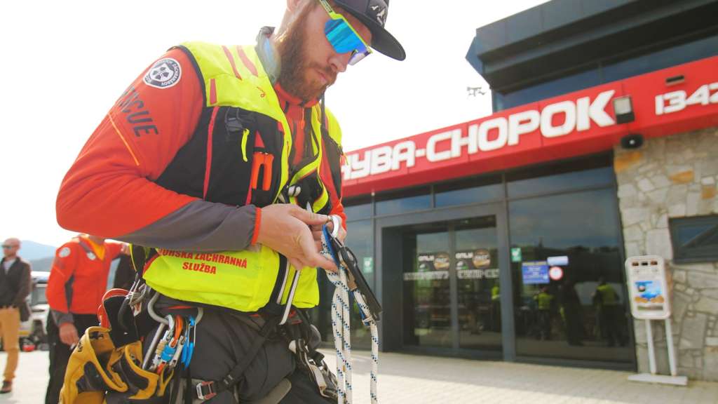 A mountain rescuer in action in the Priehyba – Chopok area