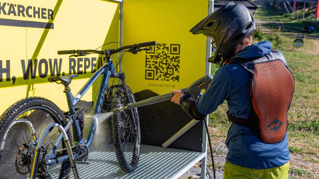 Cyclist washing a Kellys mountain bike at the Kärcher wash station