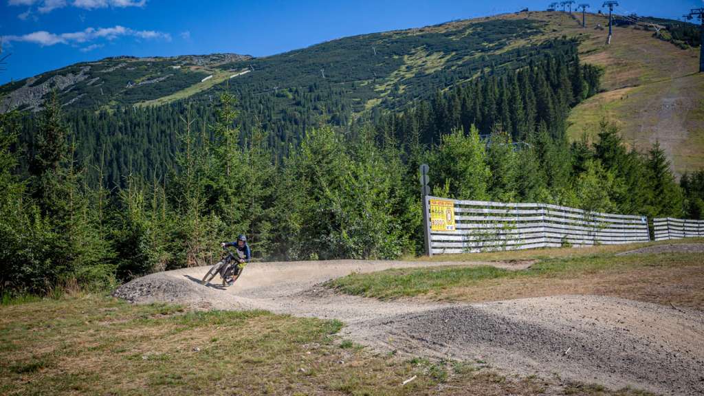 Cyclist riding the Flow trail below the ski slope